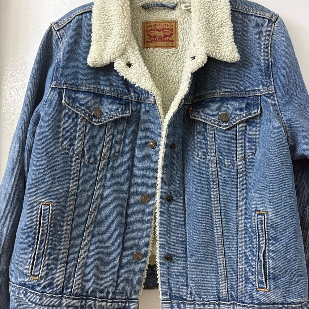 ⭐️FLASH SALE⭐️
Levi's Classic Blue Denim Jacket with Sherpa Lining - Picture 5 of 6